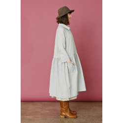 Lang kjole med grnne striber 