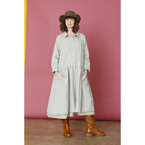 Lang kjole med grnne striber 