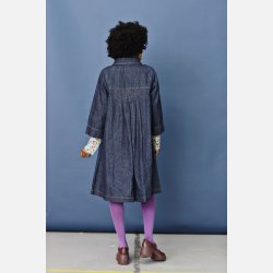 Lang jakke med lg i ryggen i denim