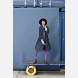 Lang jakke med lg i ryggen i denim