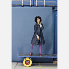 Lang jakke med lg i ryggen i denim